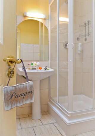 Гостевой дом Kilronan House Дублин Family Room with En Suite (2 Adults + 2 Children)-5