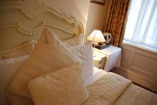 Гостевой дом Kilronan House Дублин Family Room with En Suite (2 Adults + 2 Children)-8